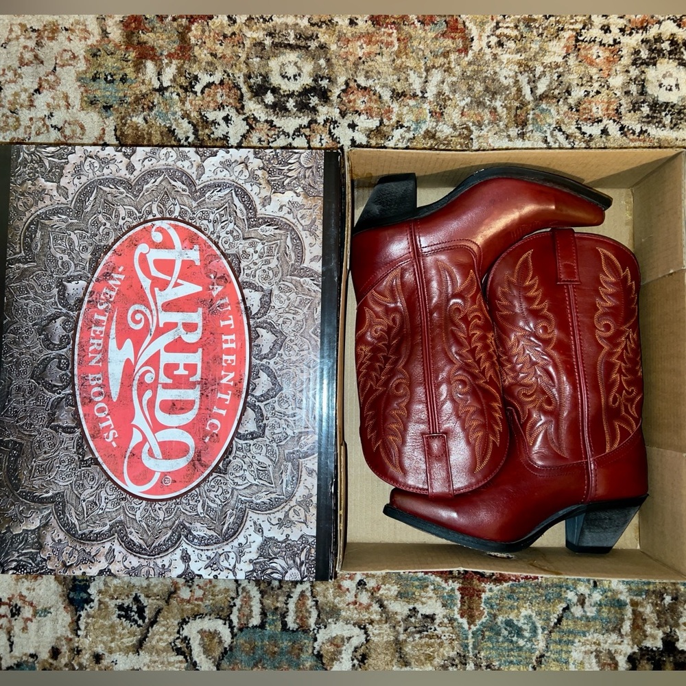 NWOT Laredo burnished red snip toe western boots (8.5)